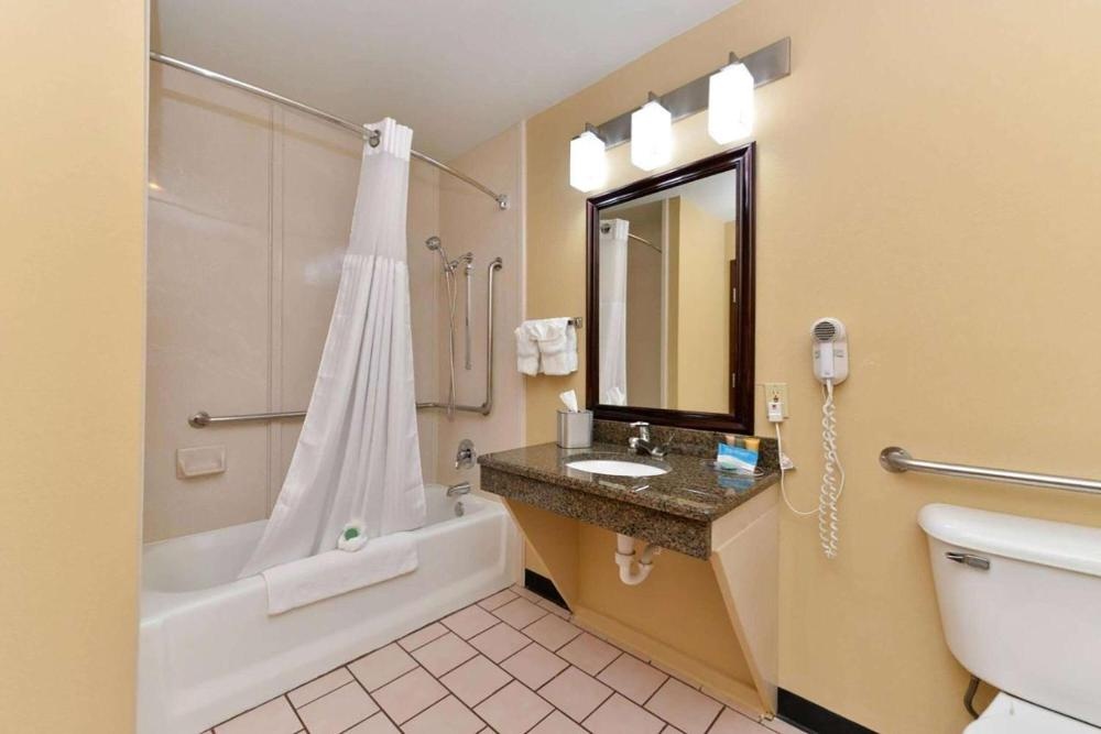Baymont by Wyndham Ardmore I-35 Image 13