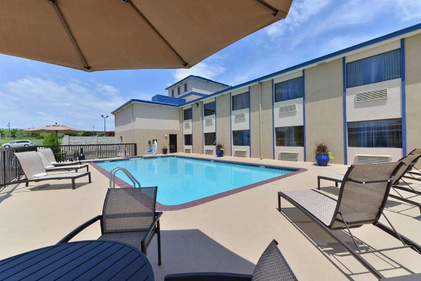 Baymont by Wyndham Ardmore I-35 image 1