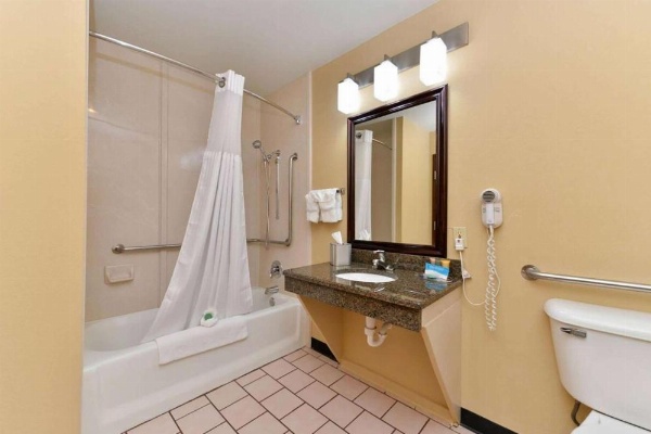 Baymont by Wyndham Ardmore I-35 image 13