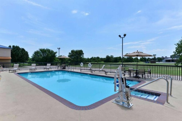Baymont by Wyndham Ardmore I-35 image 7